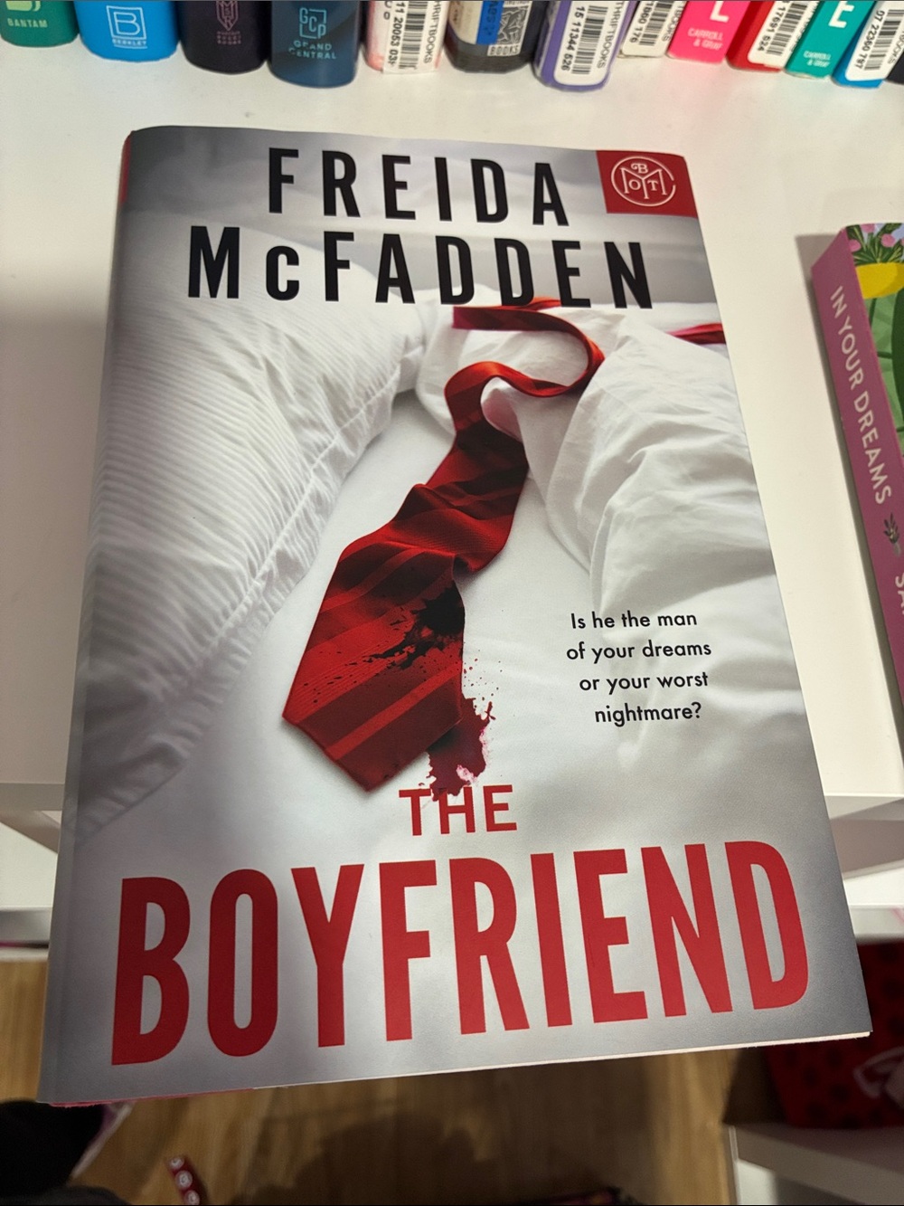 Freida McFadden "The Boyfriend" – Red & White Thriller hardcover